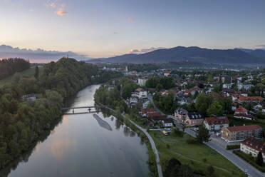 Deutschland, Bayern, Bad Tolz, Drohnenansicht der Flussstadt in der Morgendämmerung - LBF03566