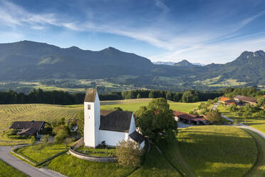 Deutschland, Bayern, Samerberg, Drohnenansicht einer kleinen ländlichen Kirche im Frühling - LBF03571