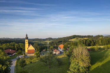 Deutschland, Bayern, Irschenberg, Drohnenansicht der Kirche Mariä Geburt und der umliegenden Landschaft - LBF03572