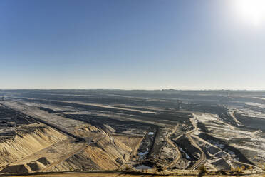 Landschaft des Tagebaus Garzweiler an einem sonnigen Tag, Nordrhein-Westfalen, Deutschland - CHPF00807