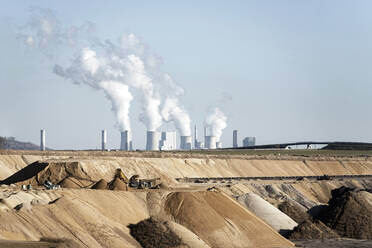 Industrielle Schornsteine mit Schadstoffausstoß im Tagebau Garzweiler, Nordrhein-Westfalen, Deutschland - CHPF00809