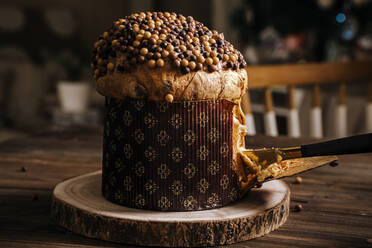 Unkenntlich gemachte Frau mit Messer, die traditionellen italienischen Panettone für das Weihnachtsessen schneidet - ADSF31821