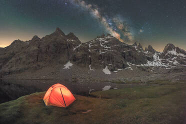 Landschaftliche Ansicht des Zeltes auf Seeufer gegen schneebedeckten Berg unter bewölktem milchigen Weg Himmel am Abend in Circo de Gredos cirque in Spanien gelegen - ADSF31876