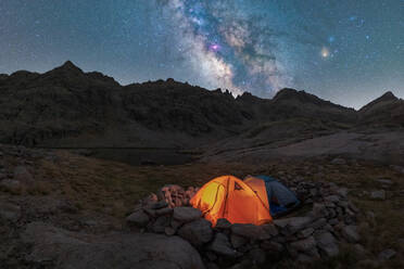 Landschaftliche Ansicht des Zeltes auf Seeufer gegen schneebedeckten Berg unter bewölktem milchigen Weg Himmel am Abend in Circo de Gredos cirque in Spanien gelegen - ADSF31878