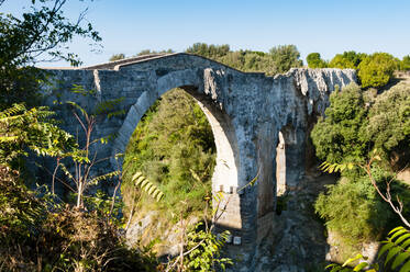 Römische Brücke des Teufels, Fluss Fiora, Vulci, Provinz Viterbo, Latium, Maremma, Italien, Europa - RHPLF20796