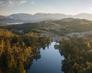 Luftaufnahme über Tarn Hows in der Morgendämmerung, Lake District National Park, UNESCO-Weltkulturerbe, Cumbria, England, Vereinigtes Königreich, Europa - RHPLF20811