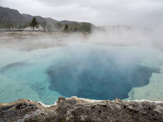 Der Sapphire Pool im Norris Geysir Basin, Yellowstone National Park, UNESCO Weltkulturerbe, Wyoming, Vereinigte Staaten von Amerika, Nord Amerika - RHPLF20817