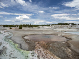 Porcelain Basin, im Gebiet des Norris Geysir Basin, Yellowstone National Park, UNESCO Weltkulturerbe, Wyoming, Vereinigte Staaten von Amerika, Nordamerika - RHPLF20820