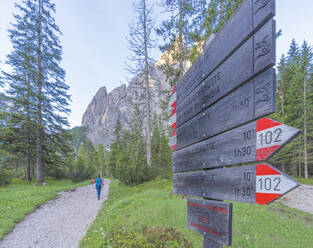 Wanderwegweiser entlang des Weges zur Zsigmondy-Comici-Hütte, Fischleintal, Sextner Dolomiten, Südtirol, Italien, Europa - RHPLF20836