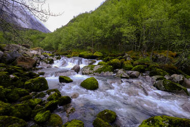 Kaltes Wasser fließt durch einen Bach aus dem Briksdal-Gletscher im Jostedalsbreen-Nationalpark, Stryn, Vestland, Norwegen, Skandinavien, Europa - RHPLF20889