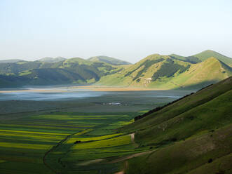 Die Hochebene von Castelluccio di Norcia bei Sonnenaufgang, Perugia, Umbrien, Italien, Europa - RHPLF20892