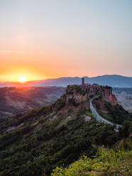 Sonnenaufgang Blick auf die sterbende Stadt Civita di Bagnoregio, Viterbo, Latium, Italien, Europa - RHPLF20895