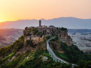 Sonnenaufgang Blick auf die sterbende Stadt Civita di Bagnoregio, Viterbo, Latium, Italien, Europa - RHPLF20896