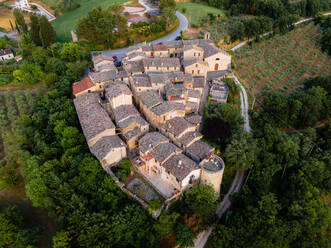 Drohnenaufnahme des Dorfes Torre del Colle bei Sonnenuntergang, Umbrien, Italien, Europa - RHPLF20898