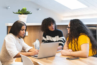 Geschäftsfrauen, die vor einem Kollegen im Büro diskutieren - JAQF00994