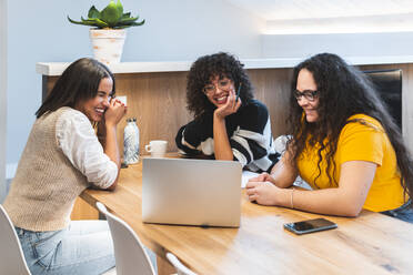 Happy businesswomen in meeting at coworking office - JAQF00997