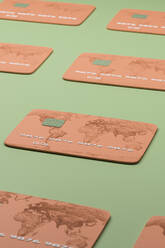 Orangefarbene Kreditkarten auf grünem Hintergrund - HRRF00029