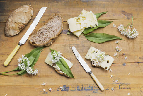 Sandwiches mit Käse und Bärlauchblättern und Blumen - GWF07279