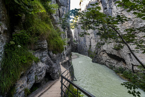 Die Aare fließt durch eine Schlucht bei Meiringen, Berner Oberland, Schweiz - RUNF04722