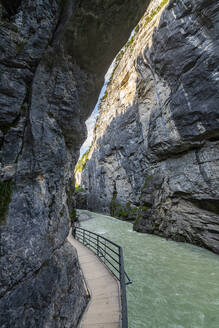 Fluss, der durch die Aareschlucht bei Meiringen fließt, Berner Oberland, Schweiz - RUNF04723