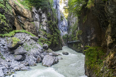 Die Aare fließt durch eine Schlucht bei Meiringen, Berner Oberland, Schweiz - RUNF04725