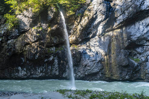 Schöner Wasserfall an der Aare in Meiringen, Berner Oberland, Schweiz - RUNF04726