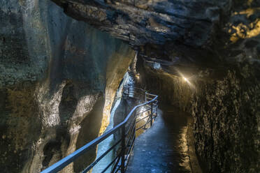 Wanderweg inmitten der Aareschlucht bei Meiringen, Berner Oberland, Schweiz - RUNF04727