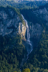 Blick auf den Oltschibach-Wasserfall im Berner Oberland, Schweiz - RUNF04729