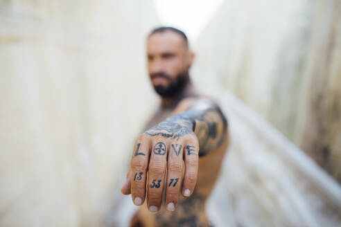 Man showing tattooed hand - MIMFF00739