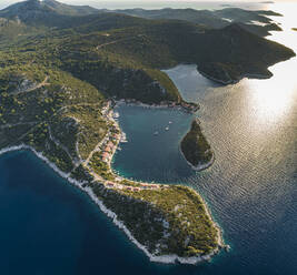 Luftaufnahme der schönen Küste der Stadt Zaklopatica mit einer kleinen Bucht und einigen Segelbooten an der Mittelmeerküste, Kroatien. - AAEF13485