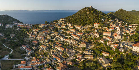 Panorama-Luftaufnahme von Lastovo, einer kleinen Stadt auf einem Hügel nahe der Küste, Provinz Dubrovnik, Kroatien. - AAEF13487