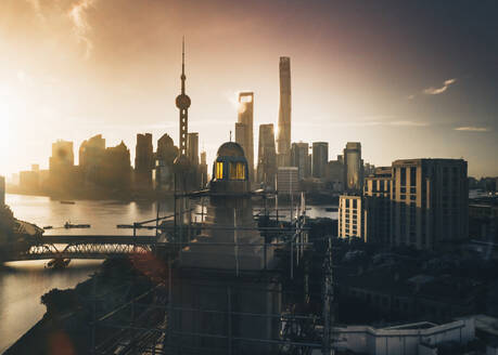 Luftaufnahme der Skyline von Shanghai bei Sonnenaufgang, Huangpu District, Shanghai, China. - AAEF13495