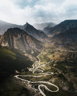 Luftaufnahme eines Bergtals in Dagestan, Gimry, Russland. - AAEF13499