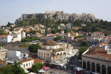 Monastiraki-Platz im Vordergrund mit der Akropolis im Hintergrund, Athen, Griechenland, Europa - RHPLF20901