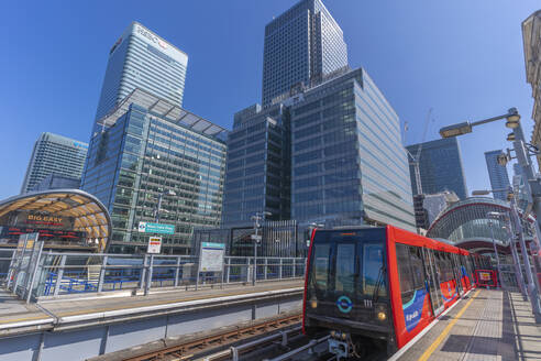 Ansicht des DLR-Zugs in Canary Wharf, Docklands, London, England, Vereinigtes Königreich, Europa - RHPLF20902