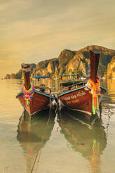 Longtailboote bei Sonnenaufgang, Insel Ko Phi Khi Don, Krabi, Thailand, Südostasien, Asien - RHPLF20903