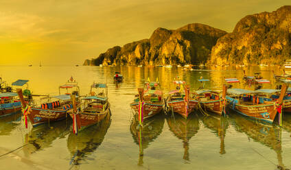 Longtailboote bei Sonnenaufgang, Insel Ko Phi Khi Don, Krabi, Thailand, Südostasien, Asien - RHPLF20904