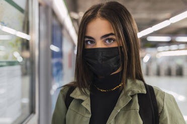 Frau mit Gesichtsschutzmaske in der U-Bahn - JRVF02119