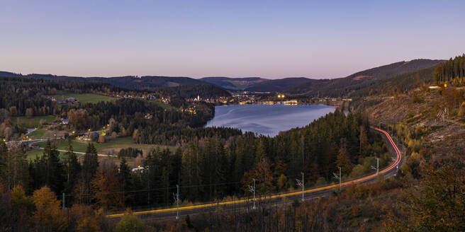 Deutschland, Baden-Württemberg, Titisee-Neustadt, Panoramablick auf Bahngleise im Schwarzwald mit Titisee im Hintergrund - WDF06689