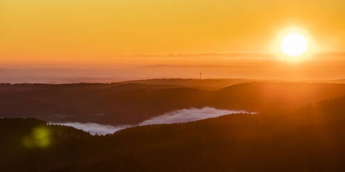 Sonnenaufgang über der bewaldeten Landschaft des Schwarzwaldes vom Feldberg aus gesehen - WDF06692