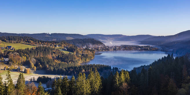 Deutschland, Baden-Württemberg, Titisee-Neustadt, Titisee See im Herbst mit Stadt im Hintergrund - WDF06697