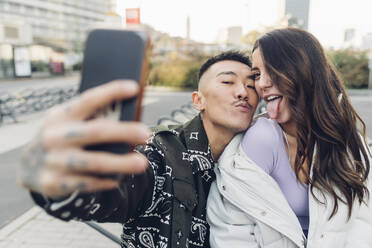 Glückliches Paar nimmt Selfie durch Smartphone - MEUF04854