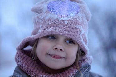 Cute smiling girl wearing knit hat with snow - ZEDF04300