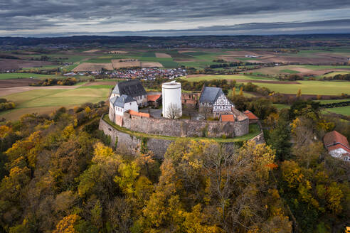 Deutschland, Hessen, Hering, Blick aus dem Hubschrauber auf Schloss Otzberg im Herbst - AMF09336