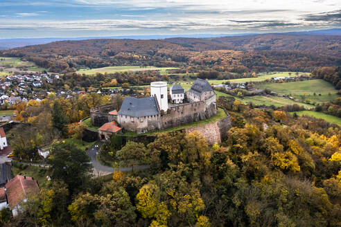 Deutschland, Hessen, Hering, Blick aus dem Hubschrauber auf Schloss Otzberg im Herbst - AMF09337