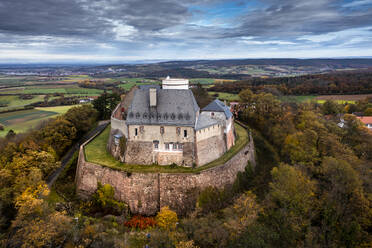 Deutschland, Hessen, Hering, Blick aus dem Hubschrauber auf Schloss Otzberg im Herbst - AMF09338