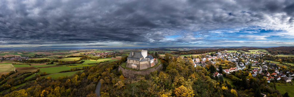 Deutschland, Hessen, Hering, Hubschrauberpanorama von Gewitterwolken über Schloss Otzberg - AMF09339