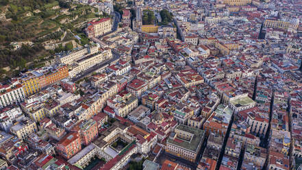 Luftaufnahme des Stadtzentrums von Neapel, Blick auf das Wohnviertel Quartieri Spagnoli, Neapel, Kampanien, Italien. - AAEF13516