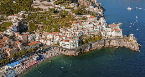 Luftaufnahme von Amalfi, einer schönen und touristischen Stadt an der Amalfiküste, Salerno, Kampanien, Italien. - AAEF13520