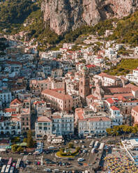 Luftaufnahme von Amalfi, einer schönen und touristischen Stadt an der Amalfiküste, Salerno, Kampanien, Italien. - AAEF13521